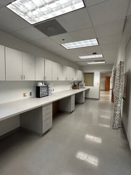 8012 Tower Point Dr, Charlotte, NC à vendre - Photo du bâtiment - Image 3 de 12