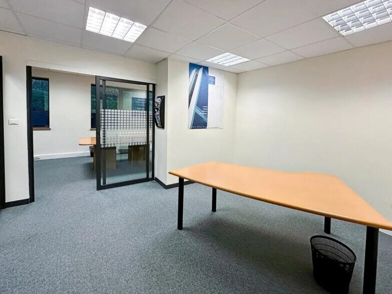 Office in Lissieu for lease - Interior Photo - Image 3 of 6
