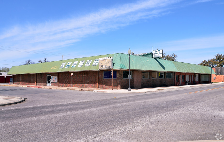 419 Center St, Sabinal, TX à vendre - Photo principale - Image 1 de 1