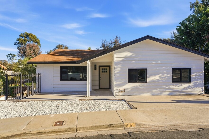 5067 Alumni Pl, San Diego, CA à vendre - Photo du bâtiment - Image 3 de 50