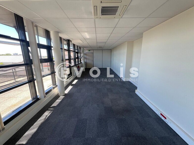 Office in Melun for lease - Interior Photo - Image 2 of 7
