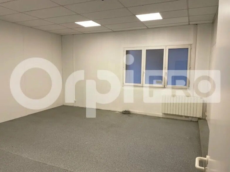 Retail in Villefranche-sur-Saône for sale - Interior Photo - Image 3 of 9