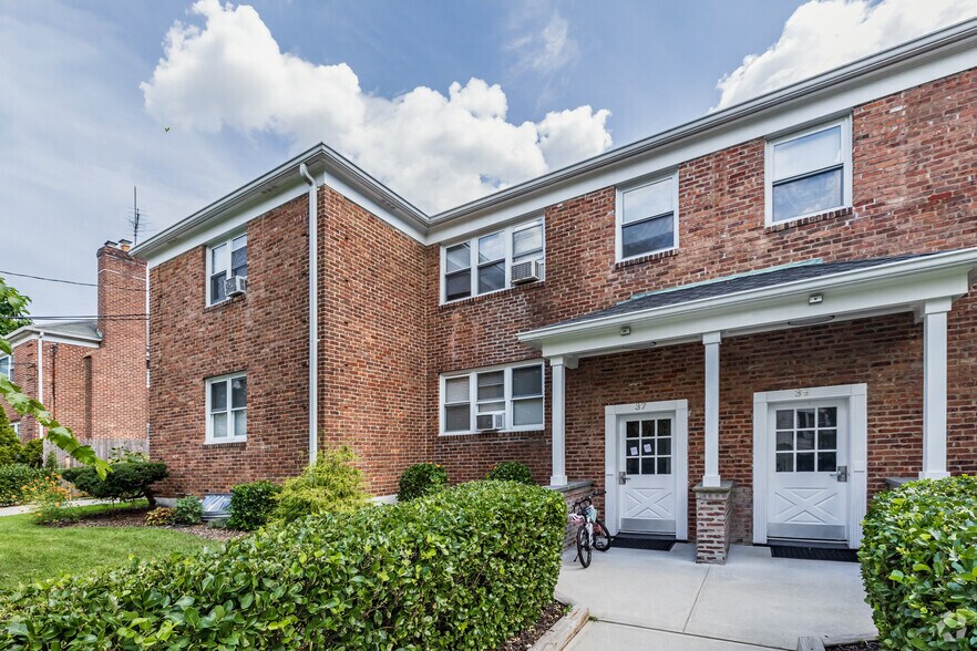 37 Spruce St, Great Neck, NY à vendre - Photo du bâtiment - Image 3 de 14