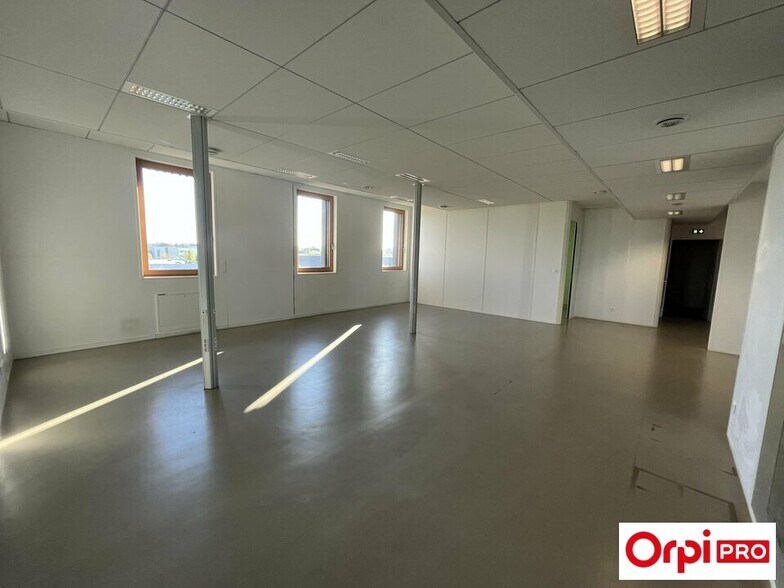 Office in Saint-Priest for lease - Interior Photo - Image 2 of 10