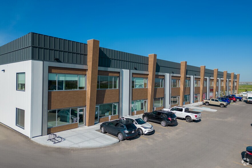 12318 Barlow Trl NE, Calgary, AB for sale - Primary Photo - Image 1 of 1