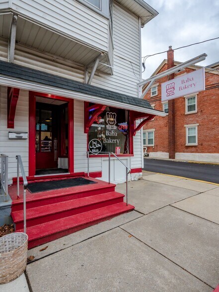 49 N Broad St, Nazareth, PA à louer - Photo du bâtiment - Image 2 de 5
