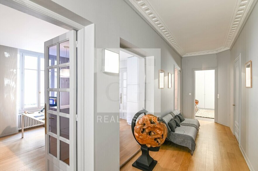 Office in Lyon for lease - Interior Photo - Image 3 of 4
