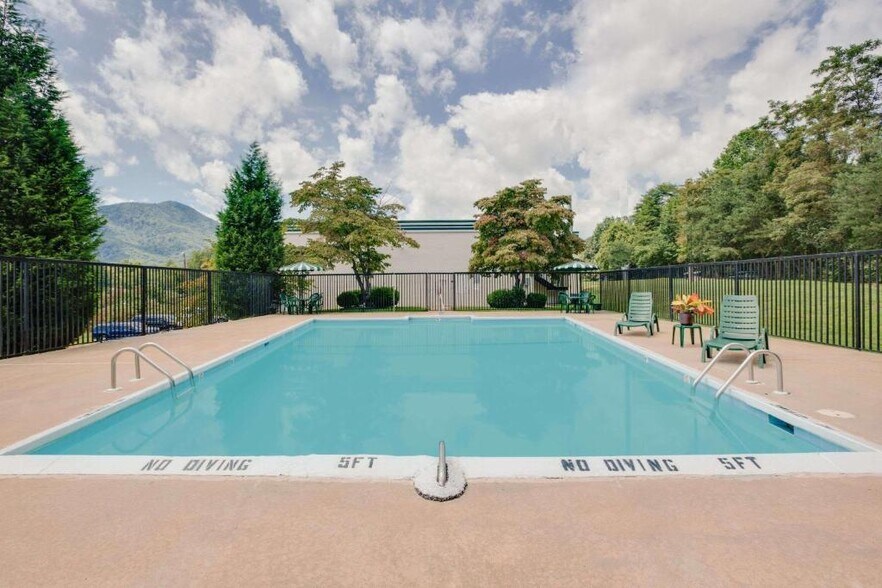 2551 Smokey Park Hwy, Candler, NC à vendre - Photo du bâtiment - Image 3 de 6