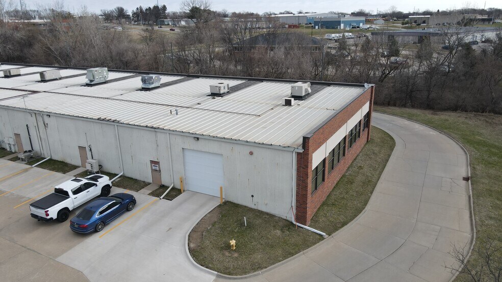 10500-10580 Justin Dr, Urbandale, IA à louer - Photo du bâtiment - Image 2 de 4