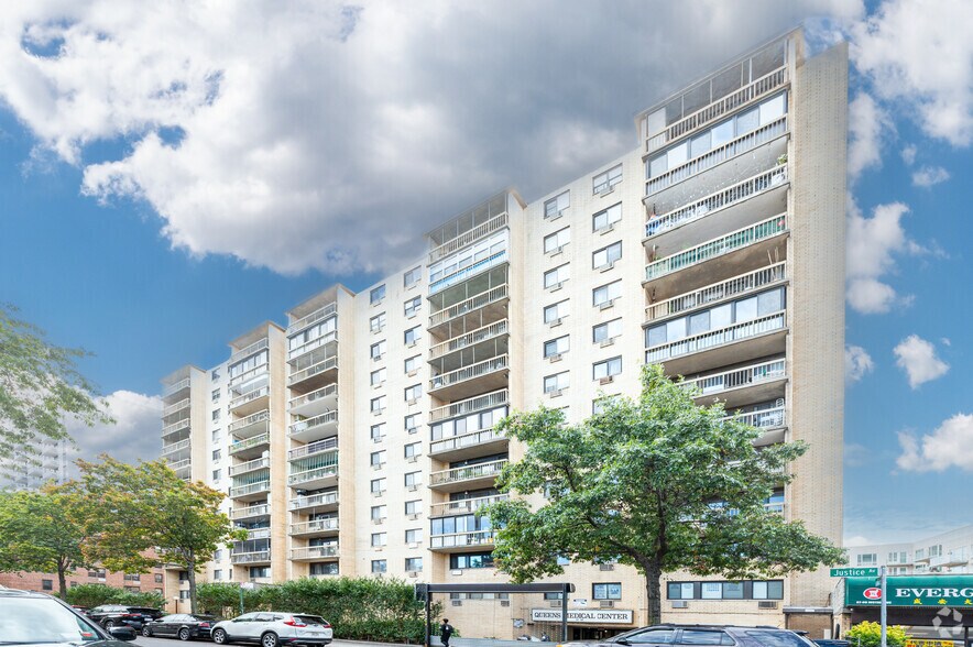 8708 Justice Ave, Elmhurst, NY à vendre - Photo du bâtiment - Image 1 de 12