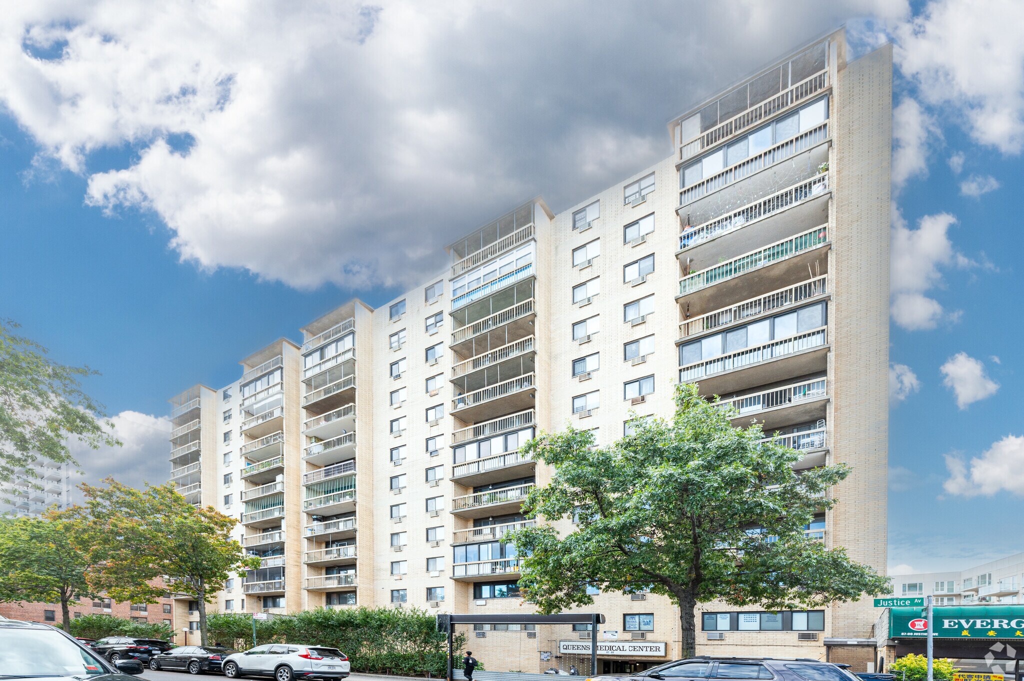 8708 Justice Ave, Elmhurst, NY à vendre Photo du bâtiment- Image 1 de 13