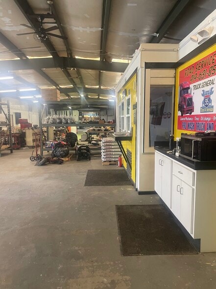 3245 Baywood Rd, Eastover, NC for sale - Primary Photo - Image 2 of 6