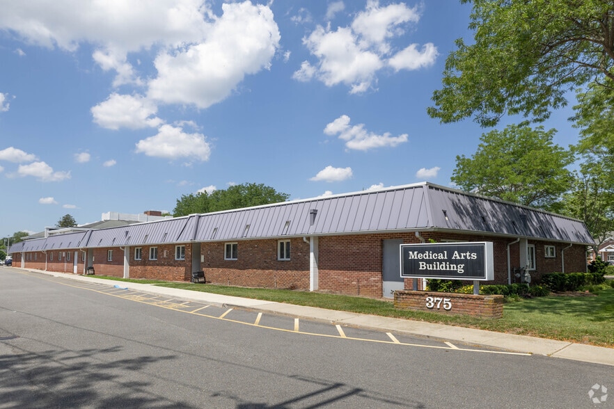 375 E Main St, Bay Shore, NY for lease - Building Photo - Image 2 of 12