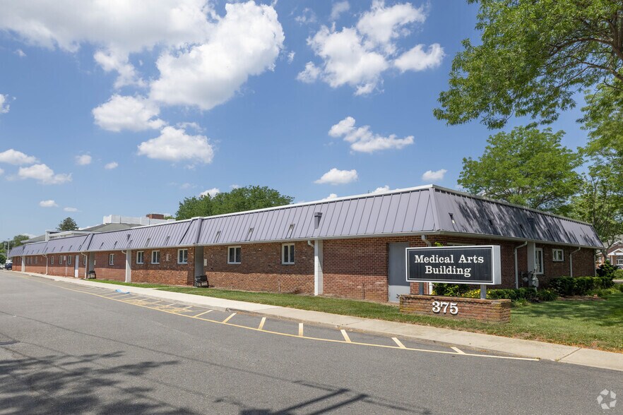 375 E Main St, Bay Shore, NY à louer - Photo du bâtiment - Image 2 de 12