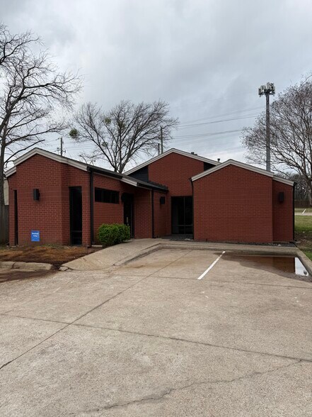 2401 W Green Oaks Blvd, Arlington, TX à louer - Photo du bâtiment - Image 1 de 25