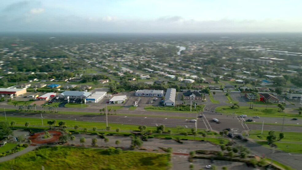 2886 Tamiami Trl, Port Charlotte, FL à louer - Vidéo sur l’inscription commerciale - Image 2 de 12