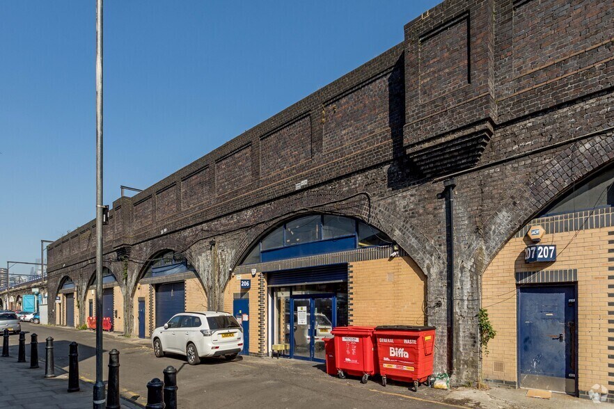 Barnardo St, Londres à louer - Photo du bâtiment - Image 2 de 3