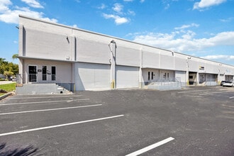 7950-7966 NW 14th St, Miami, FL à louer Photo du bâtiment- Image 1 de 12