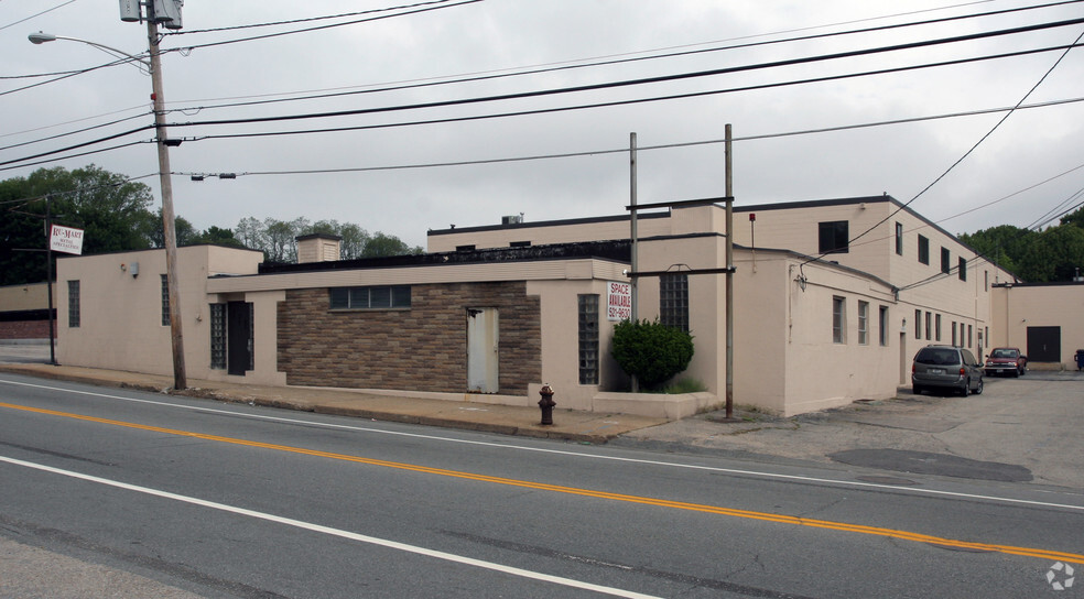 767 Hartford Ave, Johnston, RI for lease - Primary Photo - Image 1 of 8