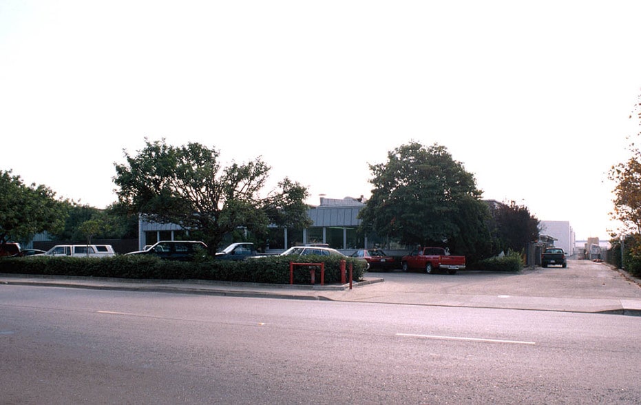 1930 Fairway Dr, San Leandro, CA à louer - Photo du bâtiment - Image 2 de 4