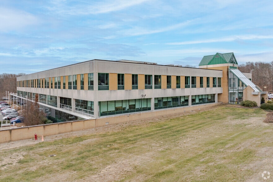 35 Nutmeg Dr, Trumbull, CT for lease - Building Photo - Image 3 of 17