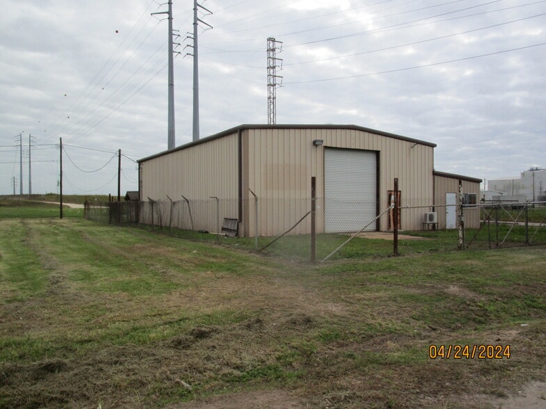 530 E 2nd St, Freeport, TX for lease - Building Photo - Image 2 of 26