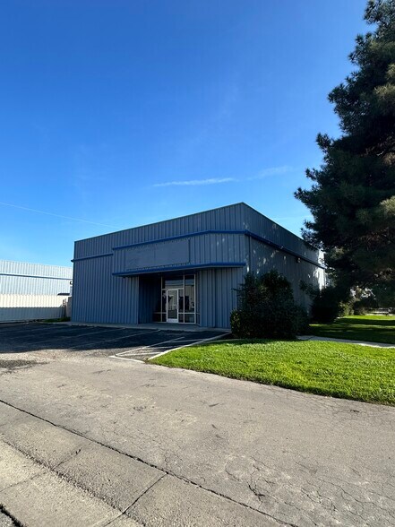 6000 Schirra Ct, Bakersfield, CA à louer - Photo du bâtiment - Image 2 de 4