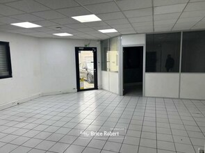 5 Rue Jean Gabin, Vaulx-en-Velin for lease Interior Photo- Image 2 of 4