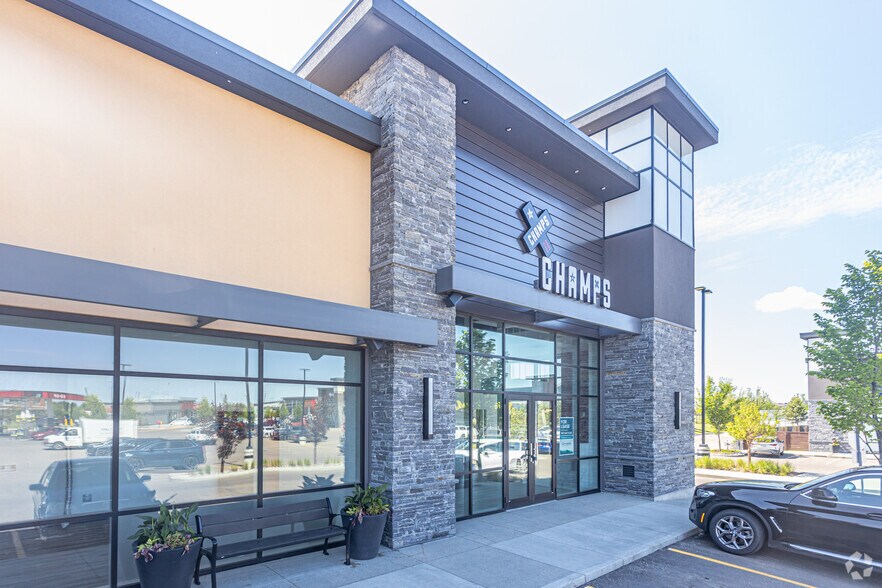 28th Ave SW, Edmonton, AB à louer - Photo du bâtiment - Image 2 de 3