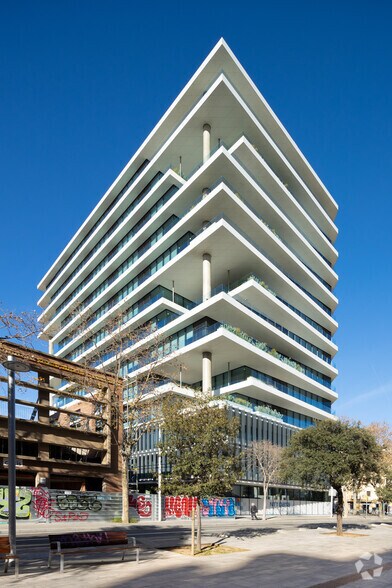 Avinguda d'Icària, 213, Barcelone, Barcelona à louer - Photo du bâtiment - Image 3 de 12