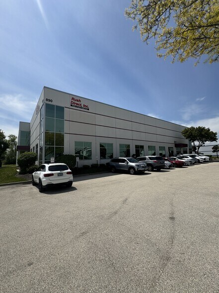 880 N Wood Dale Rd, Wood Dale, IL à louer - Photo du bâtiment - Image 3 de 24