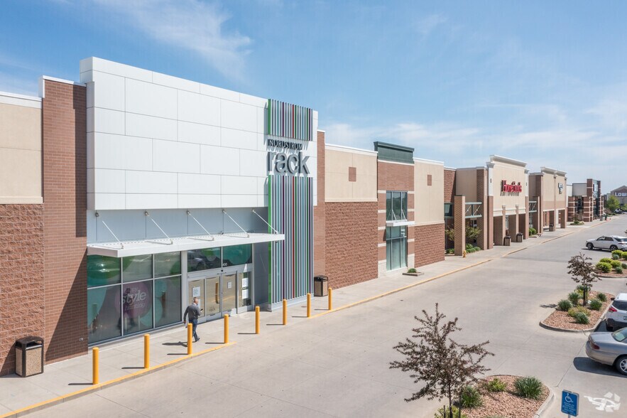 320 S Jordan Creek Pky, West Des Moines, IA à vendre - Photo du bâtiment - Image 2 de 7