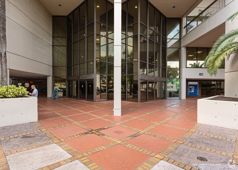 2655 Le Jeune Rd, Coral Gables, FL à louer - Photo du bâtiment - Image 3 de 18