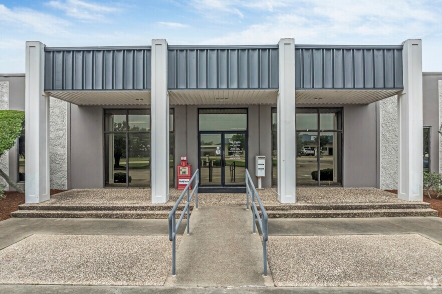720 S Main St, Clute, TX à vendre - Photo du bâtiment - Image 2 de 5