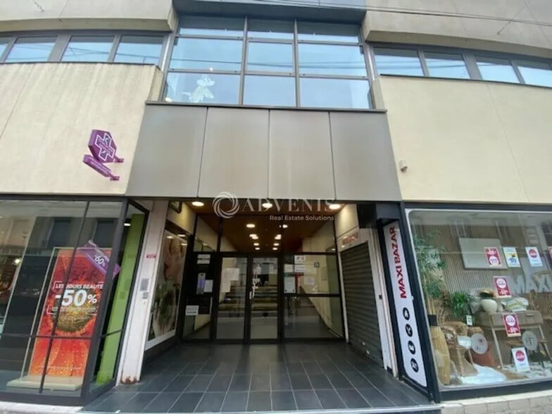 Office in Poissy for lease - Building Photo - Image 2 of 12