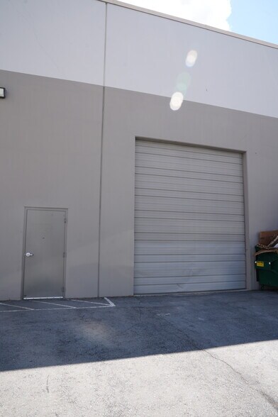 911 Linda Way, Sparks, NV à louer - Photo du bâtiment - Image 2 de 9