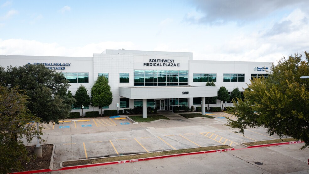 5801 Oakbend Trl, Fort Worth, TX à louer - Photo du bâtiment - Image 2 de 3