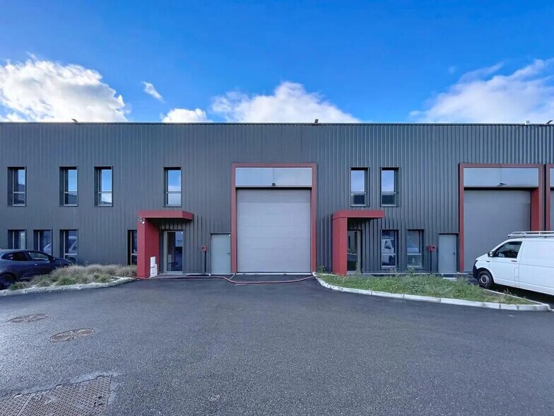 6 Rue D'Arsonval, Chassieu à louer - Photo du bâtiment - Image 1 de 10