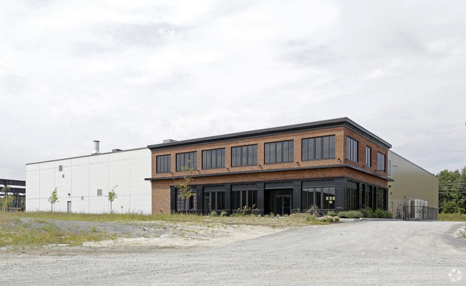 901 Rue Des Forges, Terrebonne, QC for lease - Primary Photo - Image 1 of 17