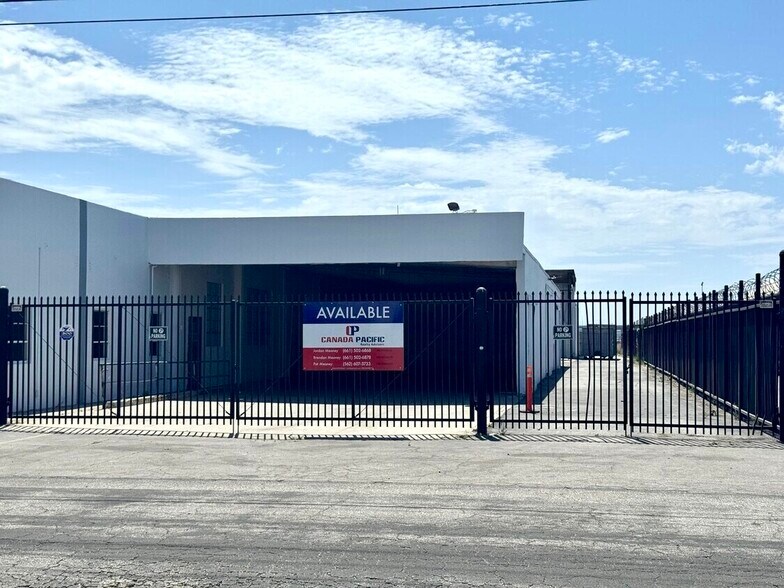 5400 W 104th St, Los Angeles, CA à louer - Photo du bâtiment - Image 2 de 15