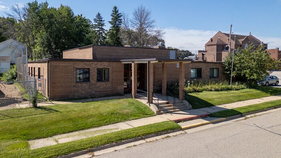 223 E 5th St, Zumbrota, MN à vendre - Photo du bâtiment - Image 1 de 21