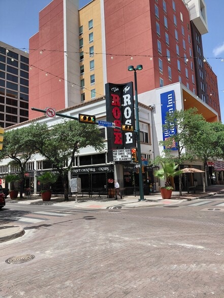 420 E Houston St, San Antonio, TX for lease - Building Photo - Image 2 of 6