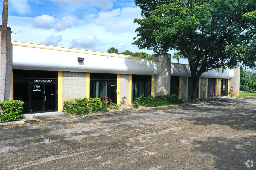1700 NW 65th Ave, Plantation, FL à louer - Photo du bâtiment - Image 3 de 8