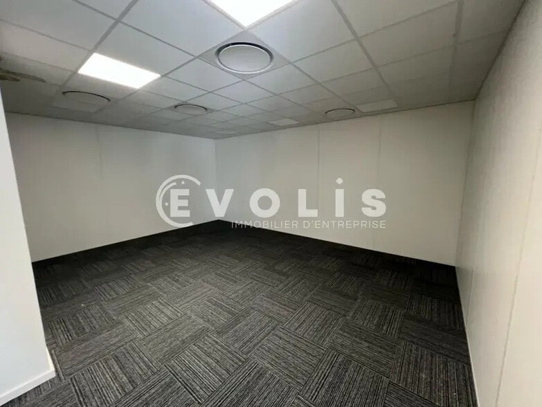 27 Chemin Des Peupliers, Dardilly for lease - Interior Photo - Image 2 of 23