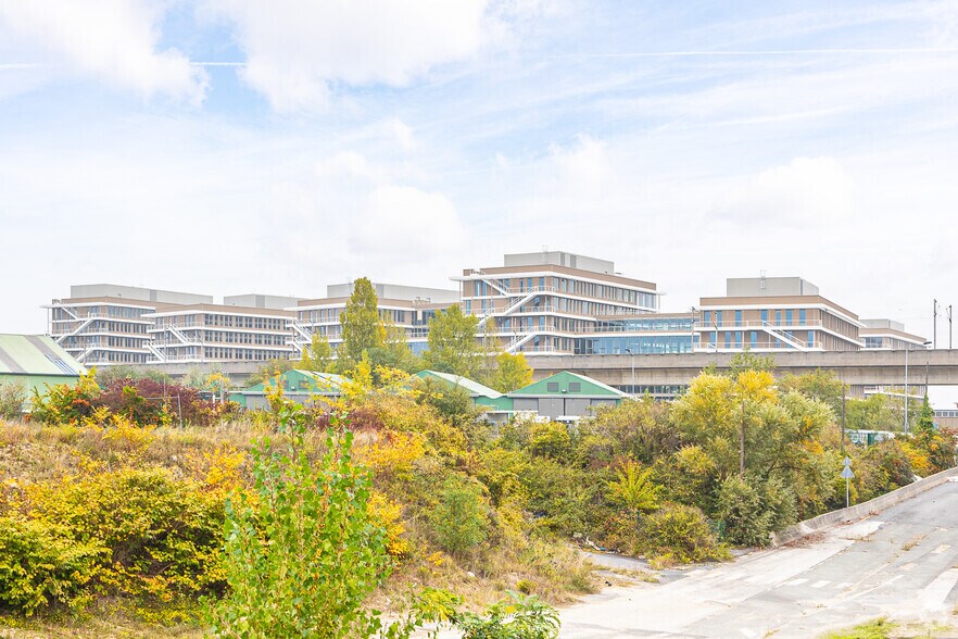 1 Place Des Papeteries, Nanterre for lease - Building Photo - Image 2 of 3