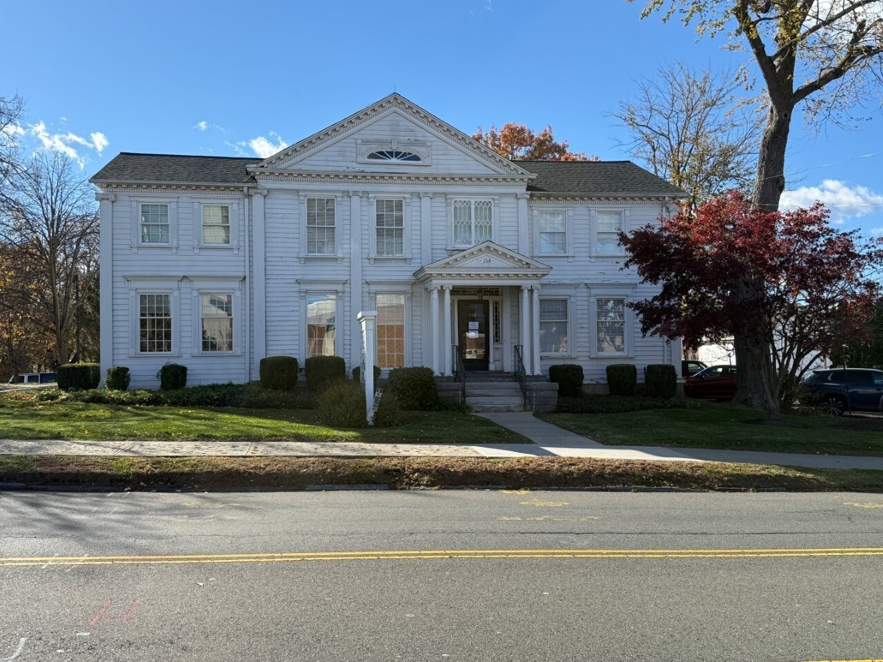 158 Deer Hill Ave, Danbury, CT à vendre Photo du bâtiment- Image 1 de 14