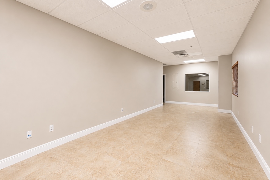 20841 Johnson St, Pembroke Pines, FL for lease - Interior Photo - Image 3 of 39
