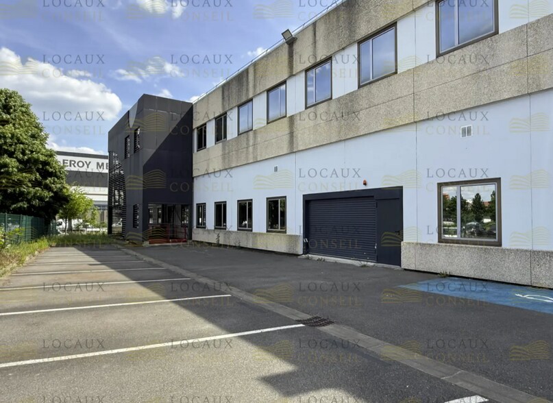 Flex dans Nanterre à louer - Photo du bâtiment - Image 3 de 4