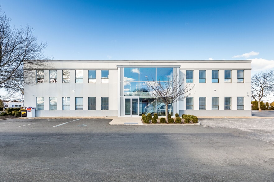 425 County Road 39A, Southampton, NY for lease - Building Photo - Image 1 of 5