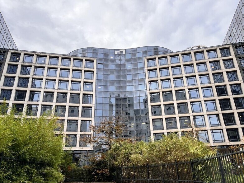 45 Rue Louis Blanc, Courbevoie à louer - Photo du bâtiment - Image 1 de 7